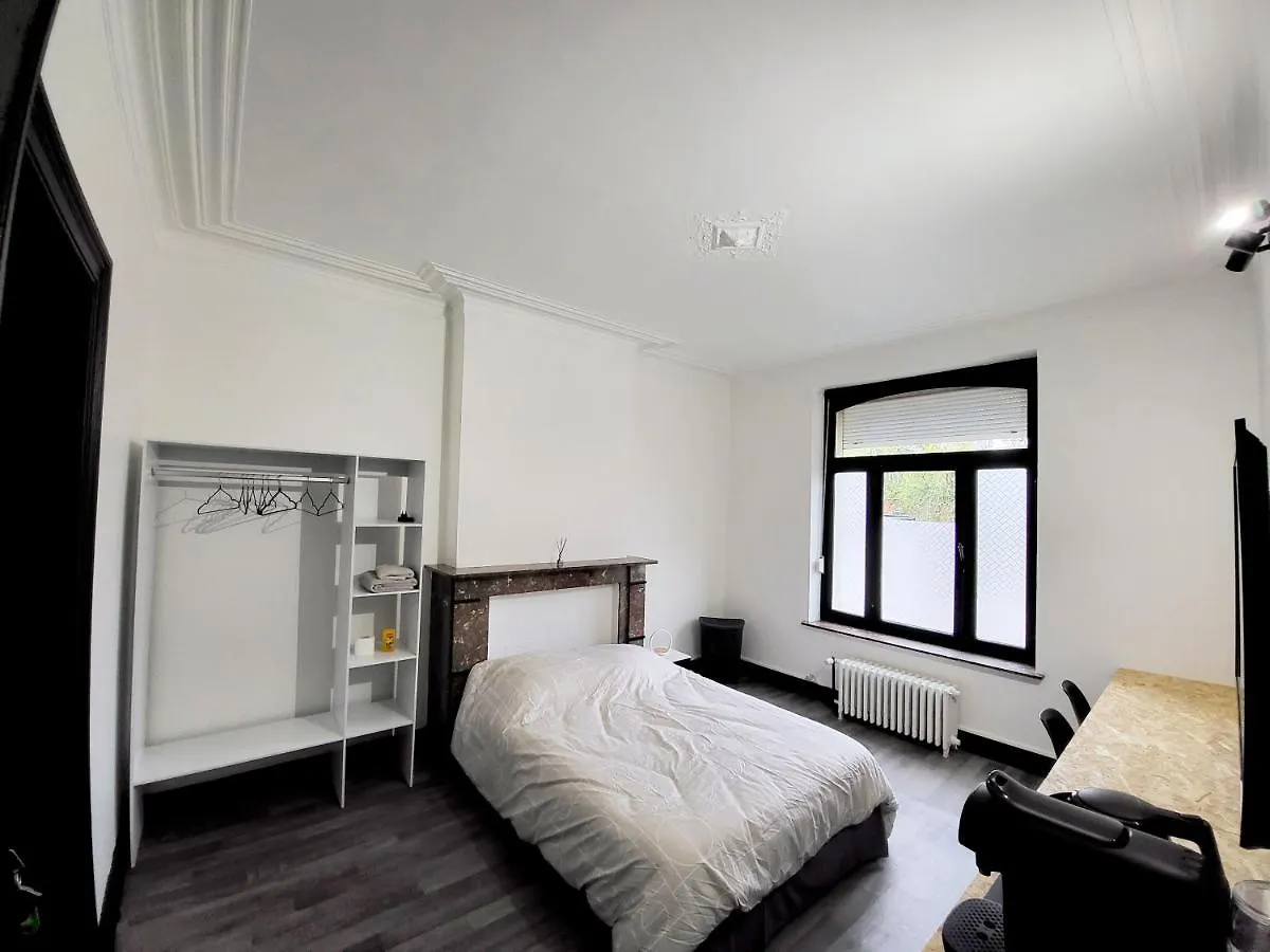 Alloggio in famiglia Private Industrial Room In Center Of Charleroi Belgio